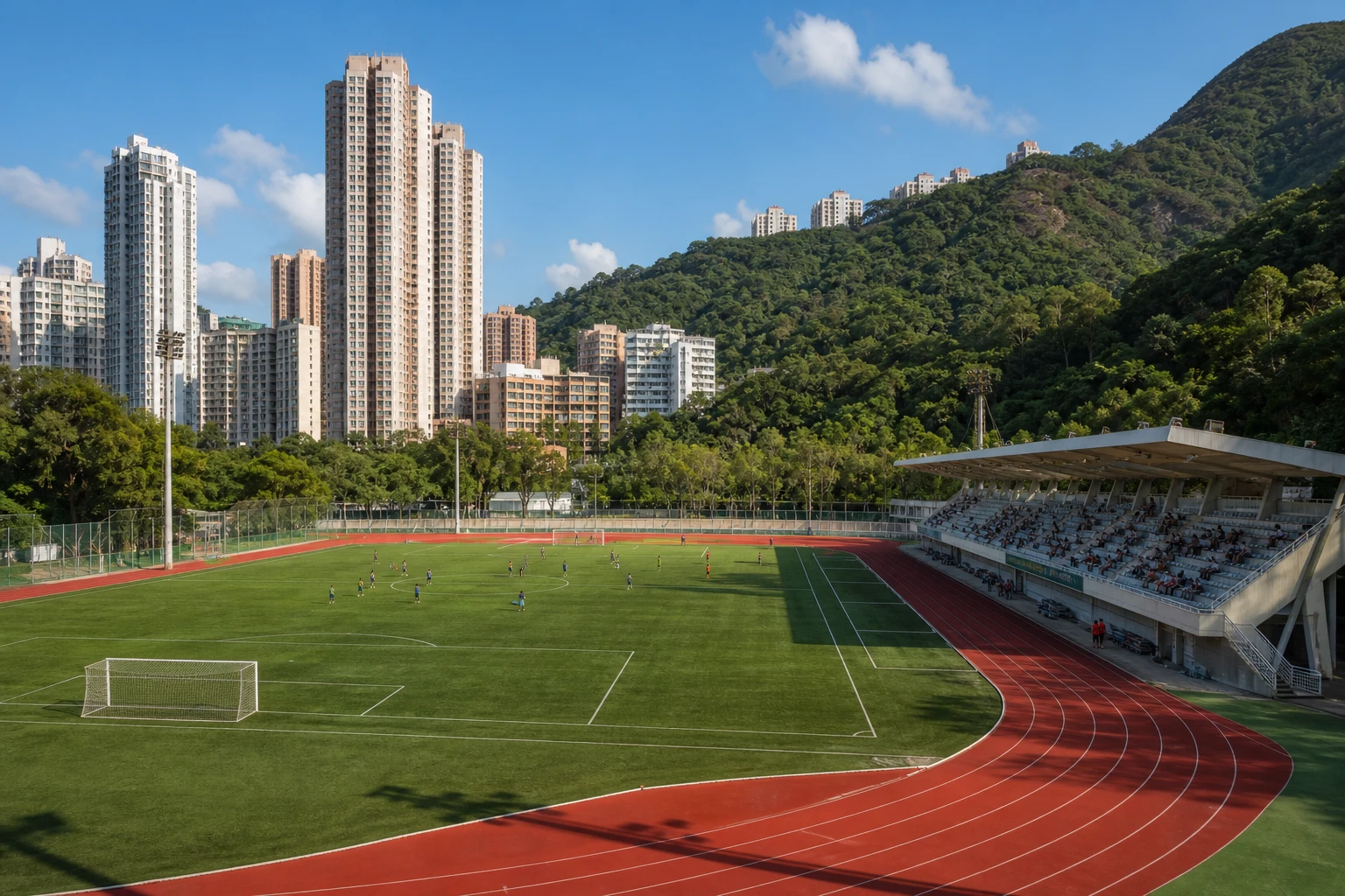 香港仔運動場下午賽事的看台與球場